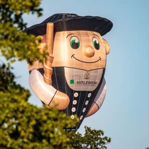 Holzwerk hot air balloon D-OFVC. Photograph by Dave
