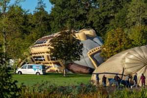 G-BTCZ hot air balloon, a Cameron CHATEAU-84