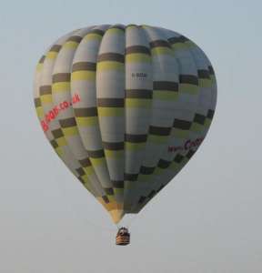 G-BZUO hot air balloon, a Cameron A-340HL. Photograph by Ian Press