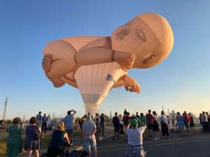 G-CMCH hot air balloon, a Cameron Cloud BABY-100. Photograph by Kevin Boon