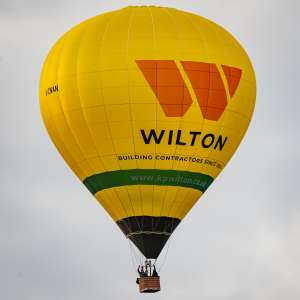 Wilton hot air balloon G-CNAN, a Cameron Z-105. Photograph by Dave
