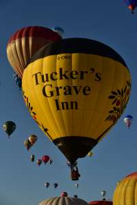 Tuckers Grave Inn hot air balloon G-CNDI, a Diamond S-105. Photograph by Dave