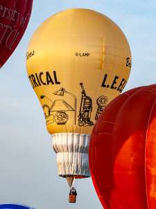 Le Electrical hot air balloon G-LAMP, a Cameron LIGHTBULB-110 (light bulb)