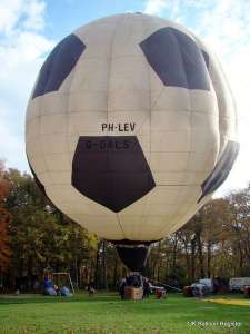 G-OALS hot air balloon, added to the archive 27 August 2026. Photograph by Kevin Boon