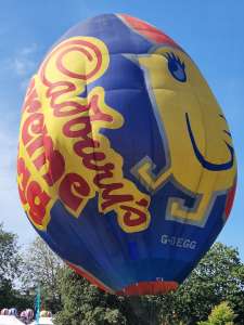 Cadburys hot air balloon G-OEGG, a Cameron EGG-65 (creme egg), seen at Oswestry, Shropshire, United Kingdom on 17 August 2025. Photograph by Dave