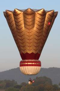 HB-QOC hot air balloon. Photograph by G Bann
